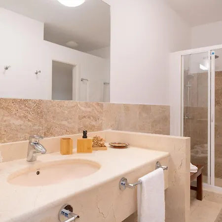 Villa Arcos, Piscina Privada Climatizada Y Jacuzzi Con Maravillosas Vistas Al Islote De Lobos Playa Blanca